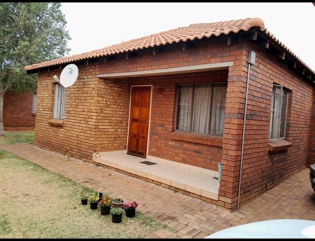 3 BEDROOM TOWNHOUSE FOR SALE IN PROTEA GLEN